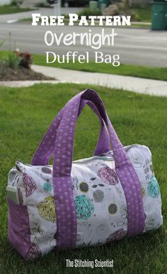 a handbag sitting in the grass with text overlay that reads free pattern overnight duffel bag