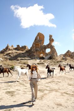 #horsesphotoshoot #cappadocia #turkey #fashioneditorial Kappadokia Cappadocia Turkey, Cappadocia Autumn Outfit, Cappadocia Photo Ideas, Cappadocia Outfit, Istanbul Places To Visit, Istanbul Travel Guide, Turkey Travel Guide, Boho Travel, Travel Pose