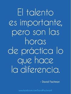 a blue background with the words el talento es importante, per son las horas de pratica lo que hace la distencia