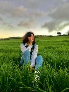 My stile &my favourite place Hills Station Photography Poses, Poses In Hill Station, Solo Travel Photography Ideas, Hills Photoshoot Ideas, Outfits For Hill Station Trip, Hill Photoshoot Ideas, Kodaikanal Outfits, Hill Station Photography Ideas, Hill Station Outfit Ideas