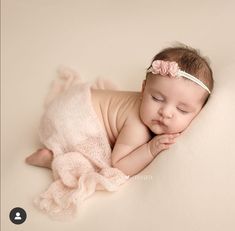 Newborn Photography Girly Black, Babygirl Photoshoot Ideas Newborn, Babygirl Photoshoot Ideas, Family Newborn Pictures, Twin Babies Pictures, Photoshoot Ideas Newborn