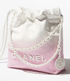 Chanel 22 Bag, Pink And White Ombre, Chanel 22, Moda Chanel, Chanel Box, Mode Chanel, White Ombre, Chanel Mini, Couture Mode