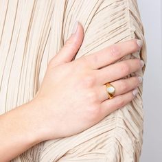 Vintage inspired gold oval signet ring with natural white shell. Instantly creating an efortless chic style to your look. ………………………………….D E T A I L S• Materials: Stainless steel, 18k gold plating, Natural shell.• Size: US 6, US 7, US 8• This product is hypoallergenic and tarnish resistant Oval Signet Ring, Effortless Chic Style, Estilo Chic, Effortless Chic, Signet Ring, Gold Plating, Jewelry Care, Chic Style, Vintage Inspired