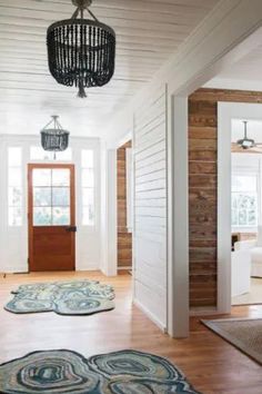 Cottage-Style Foyer Idea with Shiplap Wooden Ceiling, Hardwood Flooring, and Patterned Area Rugs Beach Cottage Design, Beach House Furniture, Wood Bead Chandelier, Cottage Home Decor, Beach Bungalow, Tropical Home Decor, Exterior Paint Colors For House, Beach House Ideas, Beach Cottage Decor