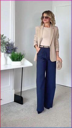 April from Stunning Style is showing you how to identify your body type and giving you the secret to honing your unique style and learning how to find flattering outfit ideas that you love wearing. Casual Spring Work Outfits For Women 2024, Structured Outfits For Women, Wide Leg Pants With Blazer, Classy Outfits For Women Casual, Summer Plane Outfit, Italian Woman Style, Business Woman Outfits, Jw Outfits, Italian Office