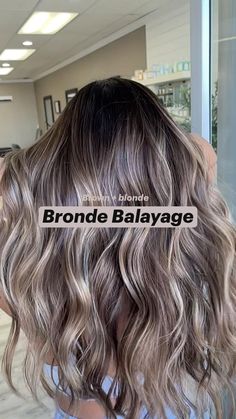 Discover the magic of sunset-inspired blonde shades! From buttery caramel to flaxen pearl, these hues will light up your look. Whether you’re a beach babe or a city chic, these blonde hair colors are perfect for any season. Get ready to shine! ✨🌟Remember to pin this for later and share the sunshine with your friends! ☀️👯‍♀️!Sunset Blonde Brown Foils, Friends Sunset, Chic Fashionista, White Blonde, Shades Of Blonde, Long Blonde, Ice Queen