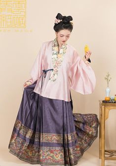 With some of the most luxurious brocade weaves on the market, this skirt by the famed Yunju Xiaqi 云裾霞绮 is guaranteed to be a total showstopper. A true collector's piece for those with a love for regal dragons. With its expertly woven golden threads, each step you take unfolds a tale of grand adventure, flying dragons wading through flames and clouds - on their way to certain victory! Jiangjun Lóng 将军龙 are Dragon Generals, symbols of protection and strength. Gorgeous imprinted patterns within the Traditional Pink Skirt For Spring, Traditional Long Skirt For Spring, Elegant Festival Skirt, Traditional Long Silk Skirt, Traditional Lined Skirt For Spring, Hanfu Men, History Taking, Modern Hanfu, Hanfu Dress