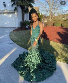 Gorgeous Prom Dresses, Prom Dress Evening, Green Mermaid, Wedding Store, Classy Work Outfits, Dress Evening, Evening Dresses Prom, Lace Applique, Work Outfits