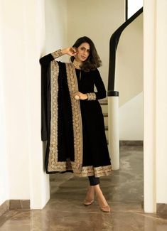 Velvet Suit Design, Embroidered Anarkali, Velvet Dress Designs, Desi Fashion Casual, Pakistani Dresses Casual, Kurti Design