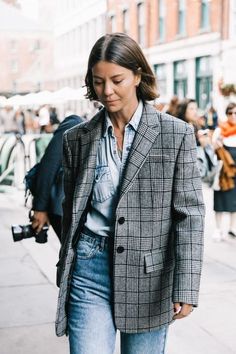 Street Style Stars Prove Oversized Blazers Are a Fall Must-Have Oversized Blazer Street Style, Blazer And Jeans, Blazer Street Style, Casual Chic Outfits, Minimal Street Style, Denim Outfits, Chique Outfits, Blazer Outfit, Double Denim