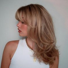 Trending Women’s Haircuts, Long And Short Layered Hair, Midlength Haircuts 2023, 90s Hairstyles Jennifer Aniston, Haircuts That Make You Look Older, Heavy Angles Hair, Medium Length Haircut For Heavy Women, Medium Length Haircut With Layers And Bangs Round Faces, Trending Hairstyles With Bangs