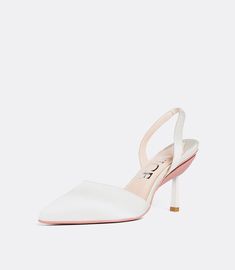 White silk shoes as a heel Silk Heels, Everyday Heels, Beige High Heels, Beige Heels, White Heels, Luxury Silk, White Silk, Designer Heels, Shoe Style