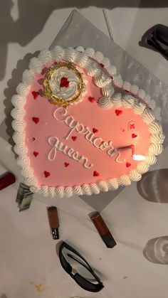 Pink cake that says Capricorn queen Capricorn Cakes Ideas, 18th Birthday Cake Capricorn, Heart Capricorn Cake, Capricorn Themed Birthday Party, Capricorn Cake Design, Pink Capricorn Cake