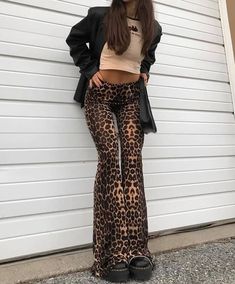 Mode Hippie, Taylor Momsen, Looks Street Style, Print Pants, Baggy Pants, Mode Inspo, Fashion Streetwear, 2000s Fashion, Mode Vintage