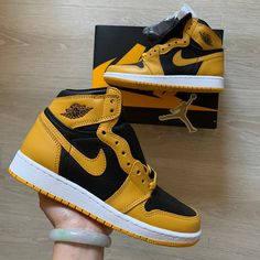 Jordan 1 Retro High Og Pollen Size: 4y Grade School 5.5 Womens Brand New Original Box Extra Laces Black & White Sticker Nike Shoes Jordan, Shoes Jordan 1, Nike Air Max 200, Gucci Nike, Nike Kicks, Black Athletic Shoes, Nike Internationalist, Nike Waffle, Nike Air Max Thea