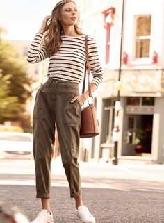 Khaki Chinos Women Outfit, Cargo Trousers Outfit Women, Olive Chinos Outfit Women, Khaki Trouser Outfit Women, Casual Khaki Jogger Trousers, Green Khaki Pants Outfit, Cullotes Outfit Casual, Kakis Pants Outfit, Military Style Khaki Parachute Pants For Spring