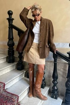 Matilda djerf Suede Jacket Outfit, Outfit Mit Blazer, Suede Outfit, Skirt Outfits Fall, Fall Chic, Estilo Indie, Skandinavian Fashion, Chique Outfits, Corporate Outfits