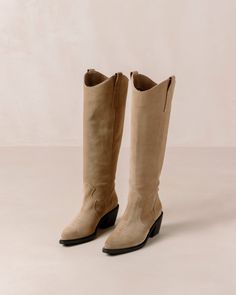 Botas cowboy de ante beigeLas botas cowboy han vuelto y no van a irse a ninguna parte. Inspiradas en el icónico estilo del Oeste, este par está confeccionado en ante beige con sutiles bordados a lo largo de la puntera puntiaguda y tiradores en la parte superior. Cambia tus zapatillas o sandalias por un par de estas para aprovechar la mayor tendencia de la temporada de otoño. ¡Giddy up! Giddy Up, Cowboy Boot Crafts, Girls Cowboy Boots, Cowboy Font, V Violet, Subtle Embroidery, Botas Cowboy, Big Calves, Suede Cowboy Boots