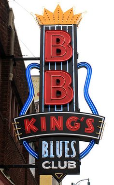 a neon sign that says bb king's blues club