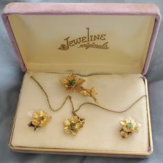 This Vintage Set Is Awesome ! It Includes A Brooch, Necklace And Clip On Earrings! What A Beautiful Set In The Original Box! Antique Wedding Jewelry, Green Statement Necklace, Cube Necklace, Pearl Necklace Vintage, Vintage Jewelry Sets, Vintage Beads Necklace, Locket Pendant Necklace, Beaded Rope, Gold Locket