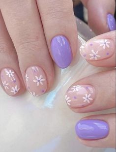 Purple Nails For Easter, Lavender Nails Natural, Lilac Short Nails Design, Lilac Design Nails, Purple Nail Flower Design, Spring Natural Nail Designs, Spring Lavender Nails, Gel Nails Short Purple, Resurrection Nails