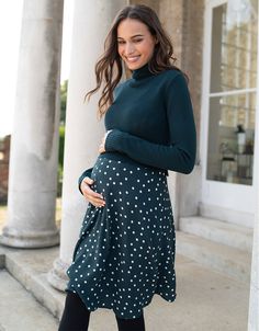 Smart, comfy & so easy to wear, Seraphine's Green Polka Dot 2 in 1 Maternity & Nursing Dress is a versatile option for your new mum wardrobe. Maternity Office Outfits, Sweater Dress Maternity, Postpartum Dresses, Nursing Sweater, Maternity Nursing Dress, Maternity Outfits