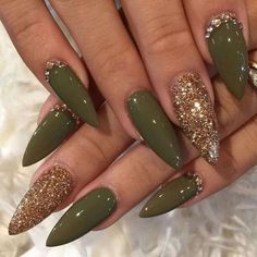 nails Fall nail art trends for 2022 are a combination of excess and subtle. Imagine having pearls on your nude nails or metallic stripes on a matte base. There are lo... Ongles Gel Violet, Pointy Nails, Stiletto Nail Art, November Nails, Green Nail Designs, Matte Nails Design, Super Nails, Nails 2023