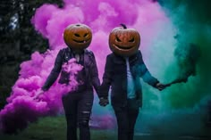 Pumpkin Head Photoshoot Smokebomb, Pumpkin Head Family Photos, Family Halloween Pictures Ideas, Couple Halloween Photoshoot Ideas, Best Friend Pumpkin Head Photoshoot, Couples Pumpkin Head Photoshoot, Pumpkin Head Couple Pictures, Pumpkin Head Photoshoot Couple, Spooky Family Photo Shoot