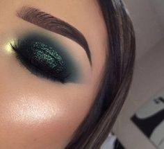 Green Makeup, Green Eyeshadow, Makeup Eye Looks, Holiday Makeup, Christmas Makeup, Makeup For Green Eyes, Glitter Makeup, Makeup Goals