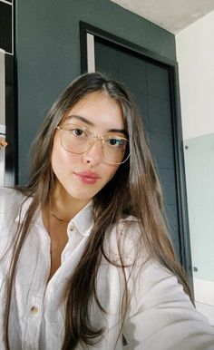 Maju Trindade Glasses Women Fashion Eyeglasses, Classy Glasses, Glasses Inspiration, Clear Glasses Frames, Glasses Trends, Womens Glasses Frames, Glasses Fashion Women, Cool Glasses, Cute Glasses