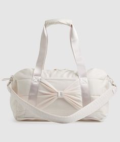 Hol dir diesen Artikel in coconut white: Studio Holdall. Shoppe noch heute online bei Gymshark – mit kostenloser Next-Day-Lieferung und Gratis-Rücksendung. Ballet Bag, Girly Bags, Dance Bag, Bags Aesthetic, Pretty Bags, 가을 패션, Cute Bags, Sport Bag, Miss Me