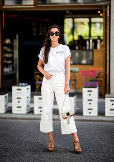 PLATAFORMAS White Jeans Outfit Summer, White Jeans Outfit, Weekend Outfits, Jeans Outfit Summer, Mini Clothes, White Flares, Perfect Summer Outfit, Summer Mood, Cropped Flare Jeans