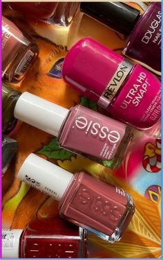 Thanksgiving is a time for gratitude, family, and festive gatherings. Celebrate the season with one of these 25 creative nail designs that reflect the holiday spirit! Fall, ideas, short, art, colors, inspo, snoopy, designs acrylic, easy, simple.