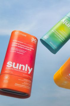 Protect your skin with Sunly. ATTITUDE™ SPF 30 sunscreen stick is formulated with non-nano zinc oxide to limit our impact on coral reefs. This mineral filter provides broad spectrum protection against UVA and UVB rays. Practical and environmentally friendly, it comes in a biodegradable cardboard tube and applies easily without leaving white traces. Suncream Packaging, Sunscreen Packaging Design, Sunscreen Design, Sunscreen Packaging, Sunscreen Product, Cosmetic Package, Sunscreen Spray, Sunscreen Stick, Sport Nutrition