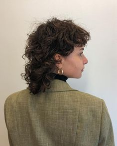 Short Curly Wolf Cut, Shag Mullet Curly Hair, Long Curly Shag, Baby Mullet, Queer Haircut, Curly Hair Mullet, Hair Threading, Curly Cut