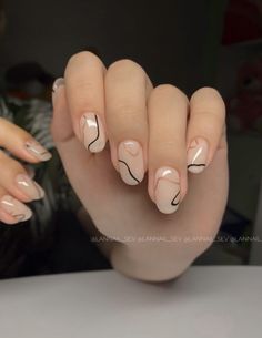 Short Line Art Nails, Gold Lines Nail Art, Neutral Mail Art, Cute Simple Nail Designs Classy Short, Black Fine Line Nail Art, Minimalist Line Nails, Geometric Line Nail Art, Minimal Line Nail Art, Simple Nail Art Lines