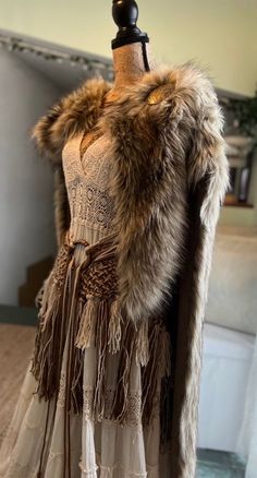 Viking Wedding Clothes, Vikings Clothes, Viking Outfits, Vikings Costume, Viking Halloween, Viking Wedding Dress, Viking Cloak, Fur Cloak, Viking Crafts