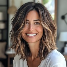 Choppy Short Layers For Long Hair, Sarah Jessica Parker Hair Short, Giada De Laurentiis Hair, Lobs With Layers, Mid Length Choppy Hairstyles, Jessica Biel Short Hair, Women's Shoulder Length Haircuts, Layers For Long Face, 40 Years Old Hairstyles