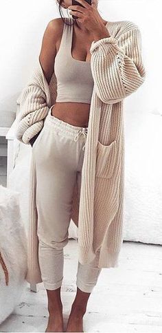 80+ Graziosi abiti invernali invernale da donna 2018 #donna #Homewear #weddinglingerie Monochromatic Outfit, Sweatpants Outfit, Chique Outfits, Pastel Outfit, Looks Party, Lazy Day Outfits, Top Outfit, Saint John, Womens Clothes