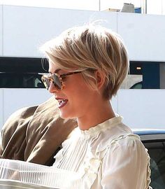 Blonde Pixie Style Κούρεμα Bob, Longer Pixie Haircut, Long Pixie Hairstyles, Lily Cole, Long Pixie Cuts, Short Pixie Cut