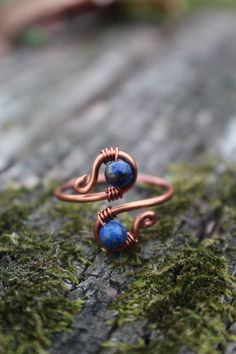 "This simple, elegant ring is made with natural Lapis Lazuli and is available in antique copper, rose gold, or silver plated wire. Because I use completely 100% natural stones, each stone will differ slightly in pattern/color. LAPIS LAZULI This deep, navy blue stone is the stone of inspiration. It enhances wisdom and truth, promotes self awareness, and blocks negative energy. Lapis enhances deep meditation and opens the third eye chakra. For the best care: Avoid the \"S\" while wearing your jewe Wire Bending, Wire Pendants, Wire Jewelry Rings, Copper Rose Gold, Wire Wrap Jewelry Designs, Wrapped Rings, Wire Wrapped Jewelry Diy, Wire Jewellery, Bijoux Fil Aluminium