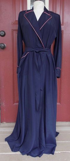 1940s HOLLYWOOD GLAMOUR Housecoat Bathrobe Robe par libbysfabric, $59.95 Vintage Clothes 1940s, 1940s Hollywood, 1940 Style, Night Gowns, Beauty People, Dressing Gowns, Fashion For Women Over 40, 40s Fashion, Anne Frank