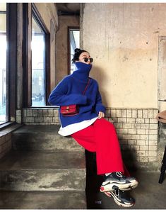 Mode Editorials, Street Style Winter, Red Pants, Blue Sweater, 가을 패션, Color Contrast, Colourful Outfits, Look Fashion, Autumn Winter Fashion