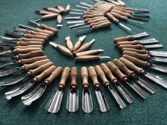 there are many knives and forks arranged in a circle