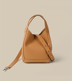 Faites une déclaration de mode avec ce sac seau en cuir chic. Conçu avec une petite pochette et une bandoulière réglable, ce sac à main spacieux pour femme est confectionné en cuir de première qualité. Passez sans effort du jour au soir avec ce sac à bandoulière polyvalent.

 MATÉRIEL - Fabriqué à 100% en cuir fendu de vachette de haute qualité, de couleur unie, agréable au toucher, délicat et durable. Les pièces de quincaillerie sont constituées de quincaillerie épaisse moulée et de quincaille Versatile Solid Color Bucket Bag For Office, Versatile Office Bucket Bag, Versatile Solid Color Bucket Bag With Top Handle, Office Bags With Metal Hardware For Fall, Solid Color Workwear Bags With Adjustable Strap, Fall Office Bags With Metal Hardware, Classic Leather Hobo Bag In Solid Color, Leather Shoulder Bag With Metal Hardware And Double Handle, Leather Shoulder Bag With Metal Hardware For Work