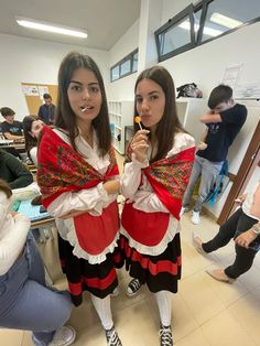 portuguese tradicional clothing Portugal Traditional Clothing, Portugal Culture Aesthetic, Portuguese Woman Aesthetic, Traditional Portuguese Clothing, Portuguese Traditional Clothing, Spain Traditional Clothing, Portuguese Outfits, Portuguese Clothes, Portuguese Aesthetic