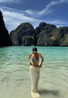 Tropical Island Aesthetic Outfits, Island Instagram Pictures, Island Vacation Outfits Tropical, Bali Aesthetic Outfit, Tropical Island Outfits, Tropical Photoshoot Ideas, Vacation Poses Picture Ideas, Tahiti Aesthetic, Island Vacation Outfits