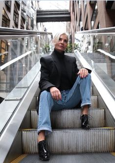 Grece Ghanem la instagramer de 52 años que tiene mejor estilo que nosotras- ElleSpain Minimal Style Outfits, Envy Clothing, Eccentric Style, Evolution Of Fashion, Business Portrait