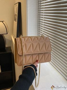 BirdinBag - Compact Quilted Square Bag with Chain Strap Tas Chanel, Women Bags Fashion Handbags, Spring Purses, Purse Trends, My Style Bags, Trendy Purses, Hand Bags For Women, Everyday Handbag, Cheap Purses