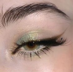 Elegant Green Eye Makeup, Homecoming Makeup Eyeshadow, Emerald Green Makeup Looks Hooded Eyes, 2000s Green Makeup, Hoco Green Makeup, Eye Look For Green Eyes, Green Makeup On Blue Eyes, Makeup Hoco Ideas, Makeup For Green Dress Prom